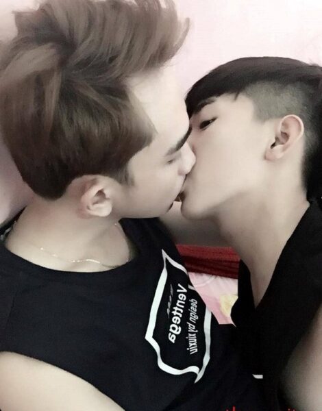 Ảnh hôn môi của cặp đôi đồng tính nam