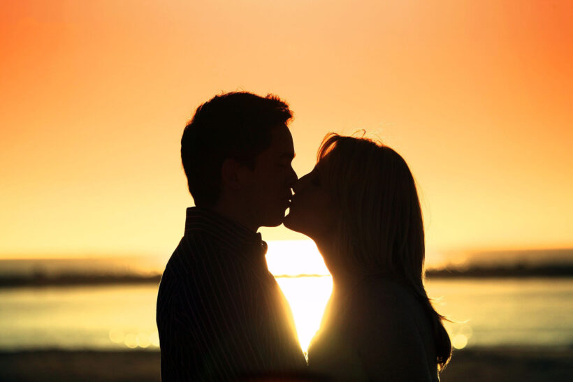 Hình ảnh hôn môi trước hoàng hôn lãng mạn