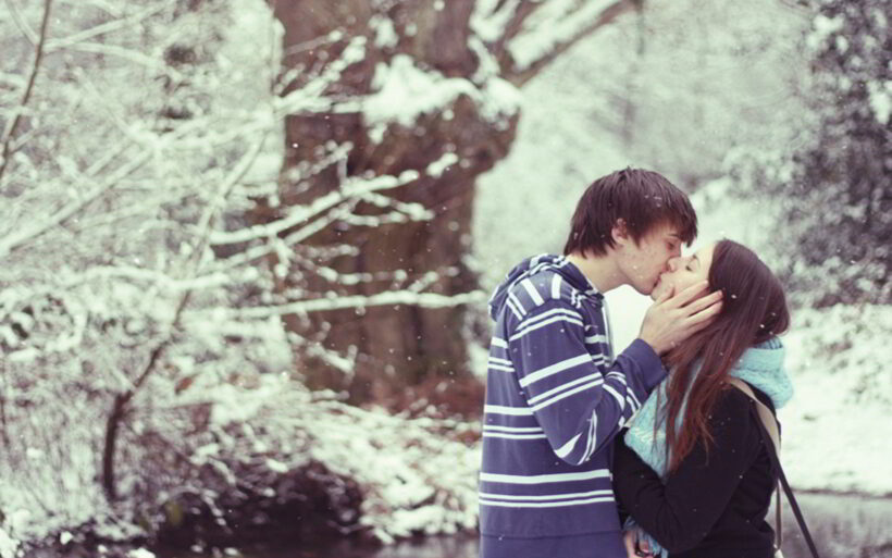 Hình ảnh cặp đôi hôn môi nhau dưới trời mưa tuyết
