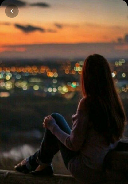 Hình ảnh thất tình, cô gái ngồi nhìn ra thành phố đêm