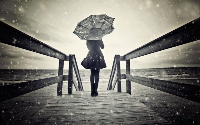 Hình ảnh cô gái thất tình một mình bước đi trong mưa tuyết