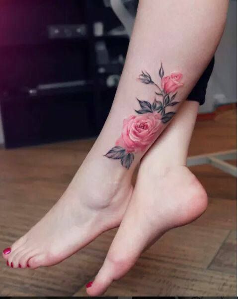 Hình xăm hoa trên bắp chân