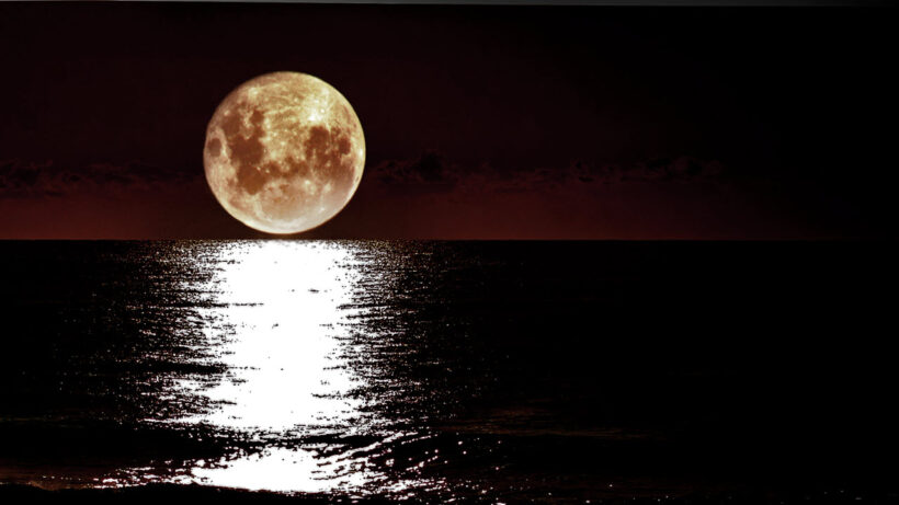 Hình ảnh mặt trăng chiếu ánh sáng xuống nước biển