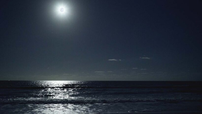 Hình ảnh mặt trăng về đêm trên biển