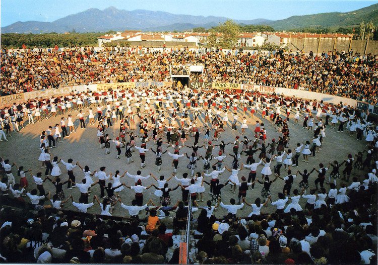 Sardana là điệu nhảy truyền thống của xứ Catalan 