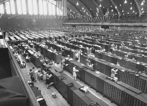 Nơi lưu trữ hồ sơ vân tay của FBI năm 1944, lưu giữ hơn 10 triệu tập tài liệu về dấu vân tay của các công dân. Có thời điểm, nơi này có tới khoảng 13.000 người làm việc.