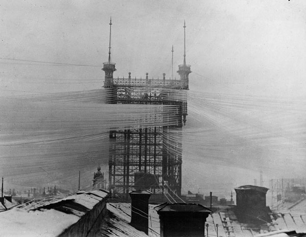 Tháp điện thoại ở Stockholm (Thụy Điển) với khoảng 5.500 đường dây trông không khác gì “mạng nhện” được chụp vào năm 1890. (Ảnh: Her Moments).