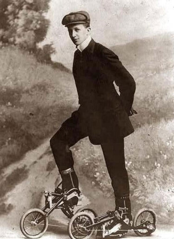 Giày trượt patin ngày xưa khá cồng kềnh và chắc chắn khó sử dụng hơn nhiều so với hiện tại. (Ảnh: Milliyet).