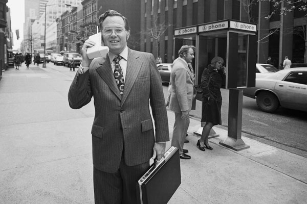 Dynatac - chiếc điện thoại di động đầu tiên trên thế giới được phó chủ tịch của Motorola sử dụng khi xuất hiện bên ngoài đường phố New York vào năm 1973. (Ảnh: Getty Images).