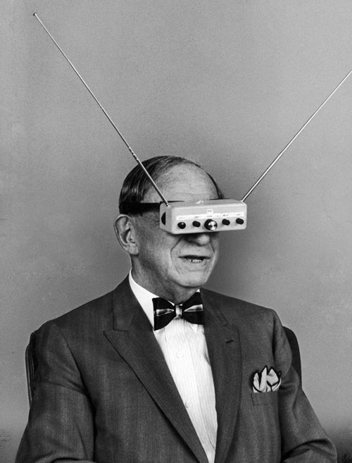 Những chiếc kính TV như này đã được chế tạo ra vào những năm 60. (Ảnh: Flipboard).