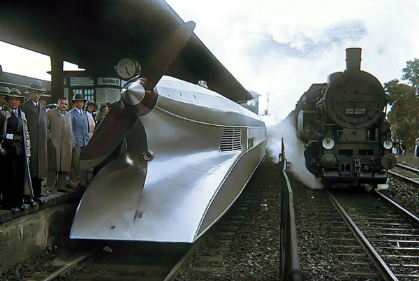 Cánh quạt khổng lồ tại đuôi tàu Schienenzeppelin, tàu hỏa chạy bằng hơi nước ở Đức năm 1931. (Ảnh: Reddit).