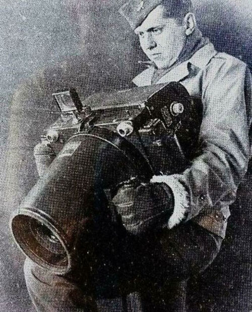 Một chiếc máy ảnh Kodak K-24 được sử dụng trong Thế chiến 2 có kích thước khủng so với những chiếc máy ảnh hiện đại. (Ảnh: PetaPixel).