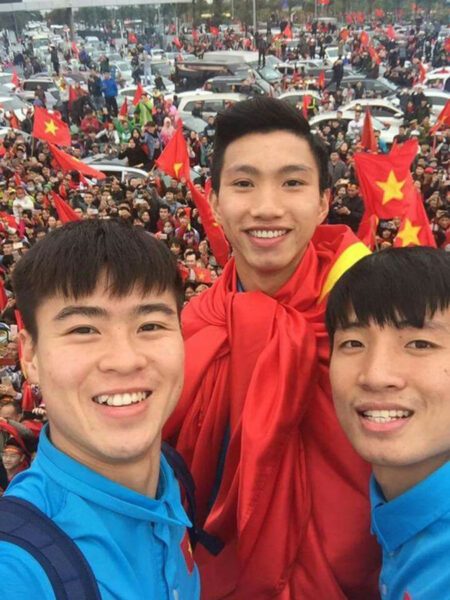 hình ảnh đội tuyển Việt Nam - cầu thủ và người hâm mộ