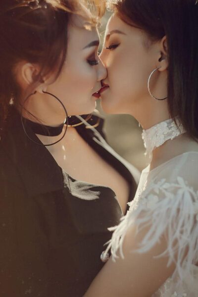 Hình ảnh hôn môi của cặp đôi nữ