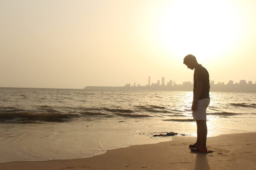 Hình ảnh thất tình, chàng trai đứng trên bãi biển một mình