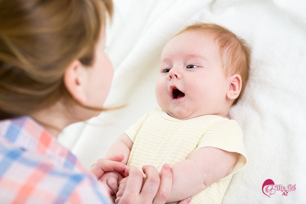 7 cách chơi với trẻ sơ sinh mà bố mẹ nên biết