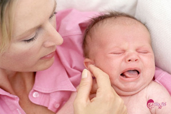 Trẻ bị sốt sau khi đi tiêm phòng vacxin mũi 5 trong 1 các bậc phụ huynh cần bình tĩnh xử lý, hạ sốt cho bé