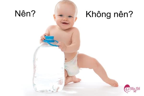 Có nên cho trẻ sơ sinh uống nước không