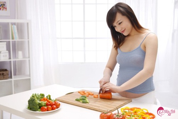 Phụ nữ có thai bị nổi mụn nên chú ý chế độ ăn uống, nghỉ ngơi hợp lý