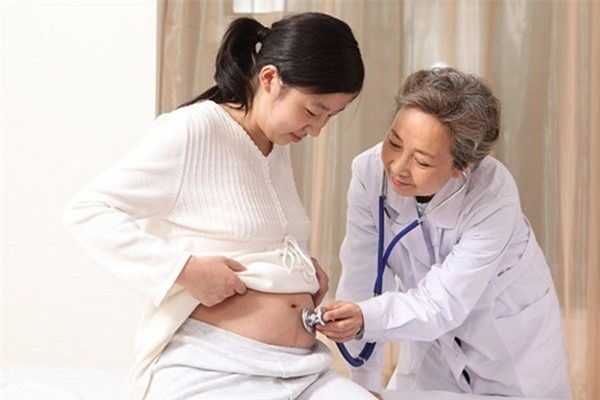 Phụ nữ có thai mà nhiệt độ thấp thì nên đi khám bác sĩ ngay để tránh biến chứng nguy hiểm
