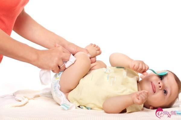 Có nên sử dụng viên đặt hay dán miếng hạ sốt cho trẻ sơ sinh?