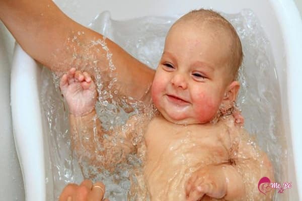 Giá dịch vụ tắm cho trẻ sơ sinh giao động từ 80 - 160k/lần