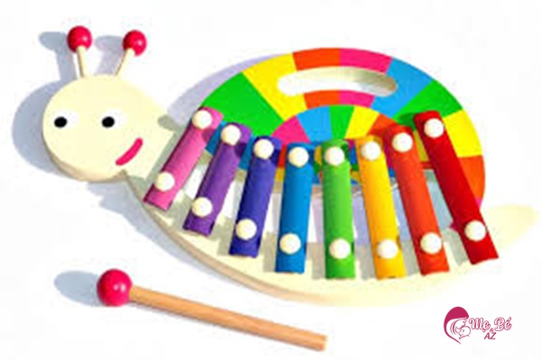 Đồ chơi xúc xắc, nhạc cụ rất thu hút trẻ sơ sinh từ 4 - 7 tháng tuổi