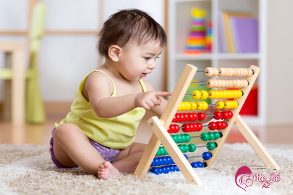 Trẻ hơn 1 tuổi nên chọn đồ chơi kết hợp giữa tay và mắt