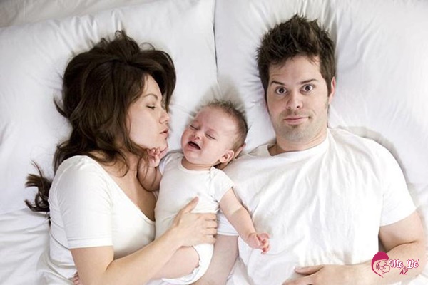 3 Lý do không nên cho trẻ sơ sinh nằm giữa bố mẹ là gì?