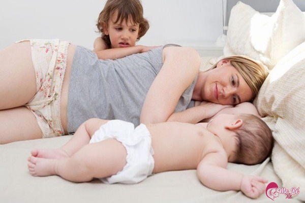 3 Lý do không nên cho trẻ sơ sinh nằm giữa bố mẹ là gì?