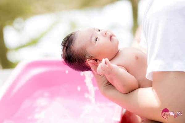 Mẹ có thể tắm cho trẻ sơ sinh vào 10 - 11h trưa hoặc 3 - 4h chiều