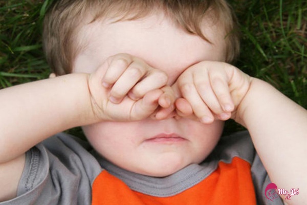 Chuyên gia nói gì về việc trẻ 2 tuổi bị đổ ghèn ở mắt?