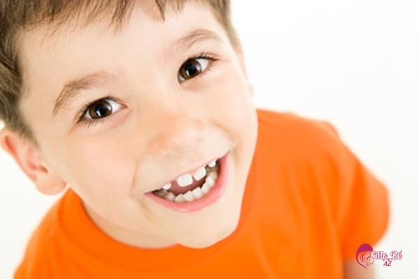Đến gần 3 tuổi thì trẻ sẽ mọc hoàn thiện 20 chiếc răng sữa