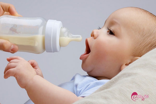 Trẻ sơ sinh ăn bao nhiêu ml là đủ? Làm sao để tính?