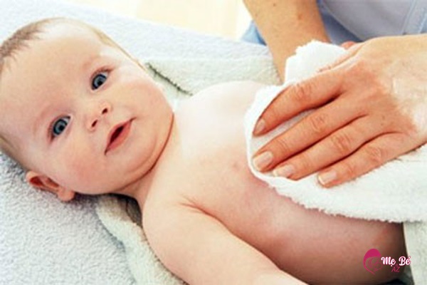 Lời khuyên từ chuyên gia: Cách xử lý trẻ sơ sinh bị sốt