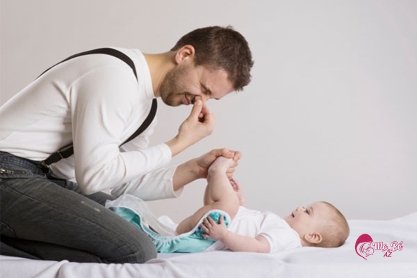 Trẻ sơ sinh bị đi ngoài thường có mùi thối