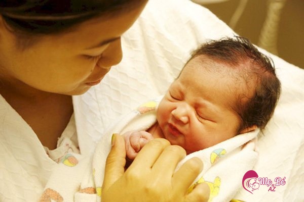 Điều trị vàng da nhẹ ở trẻ sơ sinh bằng cách cho con bú sữa mẹ nhiều hơn