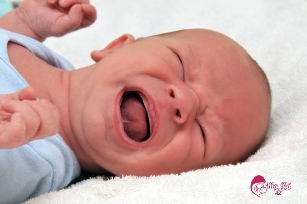 Trẻ sơ sinh gồng mình đỏ mặt là hiện tượng sinh lý bình thường