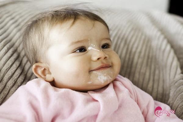 Trẻ sơ sinh bị ọc sữa có thể do bệnh lý