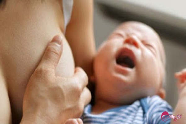 Trẻ sơ sinh không chịu bú mẹ phải làm sao khi sữa tràn trề?
