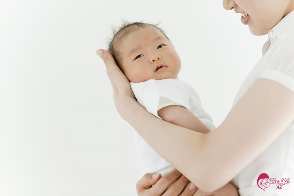 Trẻ sơ sinh không chịu bú mẹ phải làm sao khi sữa tràn trề?