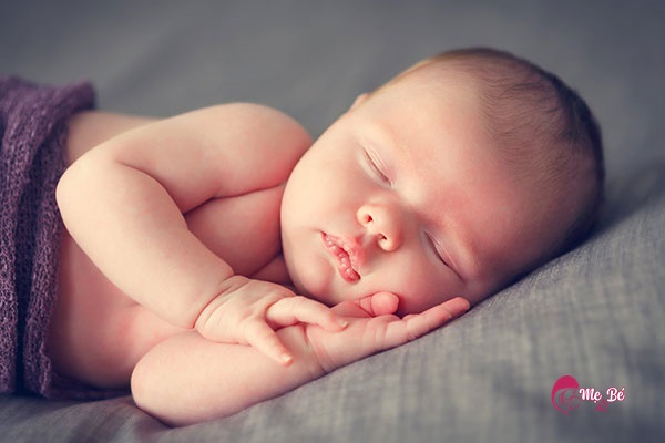 CHUYÊN GIA TƯ VẤN: 5 cách để trẻ sơ sinh hết ngủ ngày “cày đêm”