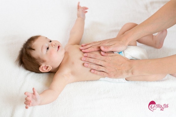 Massage chữa đầy hơi cho bé