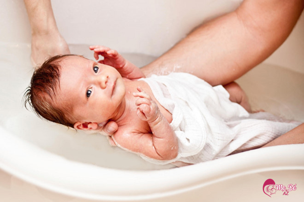 Tại sao trẻ sơ sinh sợ tắm? Phương pháp tắm mới cho bé dễ chịu