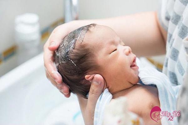 Khi tắm cho trẻ sơ sinh mẹ lưu ý bịt tai con lại để nước không vào tai