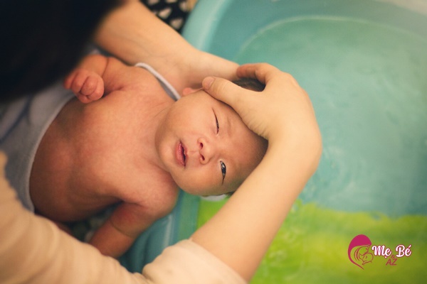 Trẻ sơ sinh rất dễ bị nước vào tai khi tắm