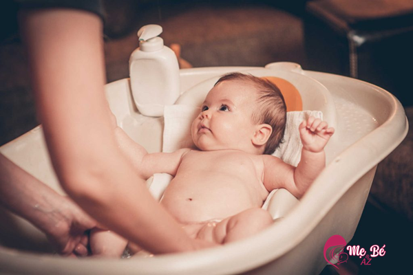 Tắm bằng nước trắng cho trẻ sơ sinh vẫn là lựa chọn tối ưu