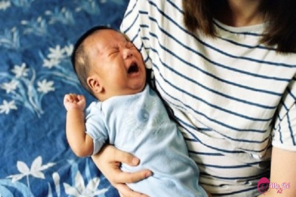 4. Trẻ sơ sinh vừa bú mẹ vừa khóc do bé đang mọc răng