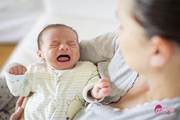 9. Trẻ sơ sinh vừa bú mẹ vừa khóc do bé bị nghẹt mũi