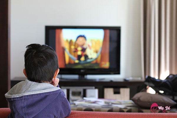Khi nào thì có thể cho trẻ xem tivi?